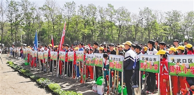 <p>　　学生到劳动实践基地接受劳动教育。</p>