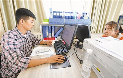 <p>　　村部进行村务公开一体化办公，让村民办事少跑腿。</p>