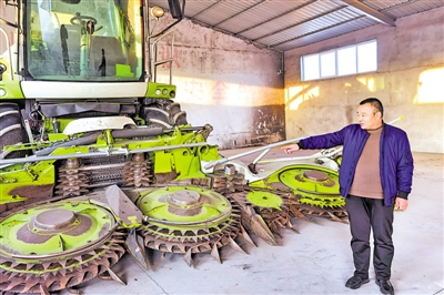 <p>　　吕凤龙查看农机机械。</p>