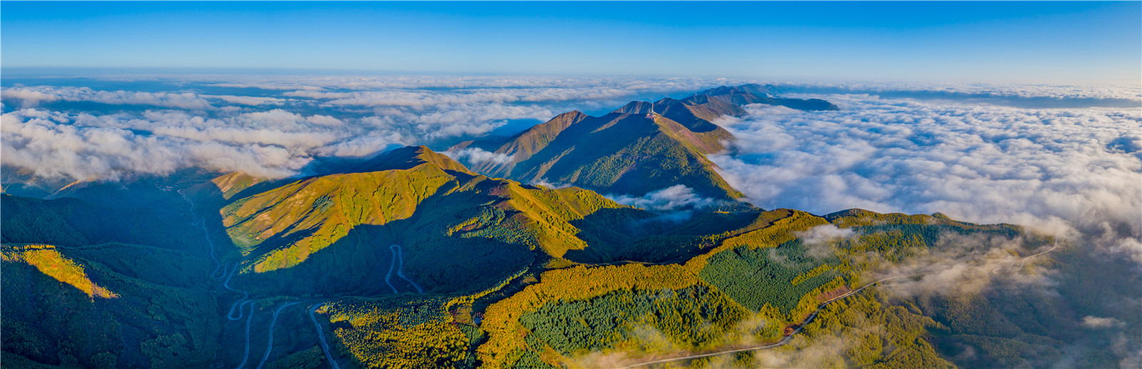 浮云缭绕六盘山.jpg