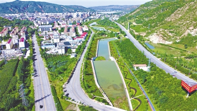 <p>　　在渝河的装点和滋润下，秋天的隆德县城风景如画。</p>