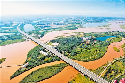 <p>　　环境监察执法人员现场检查。</p>