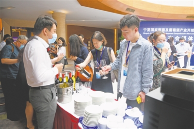 <p>　　参会嘉宾和记者近距离了解宁夏葡萄酒。</p>