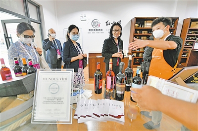 <p>　　贺兰山葡萄酒展销会上，参展商向嘉宾介绍葡萄酒。</p>