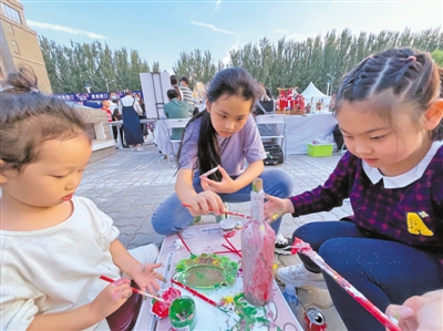 <p>　　麓FUN·葡萄酒生活艺术节上，儿童参与绘画、面塑等互动体验。　　　　　　　　　　　　　　　　　　　　　　　　　　　　　　　　　　　本报记者　王鼎　摄</p>