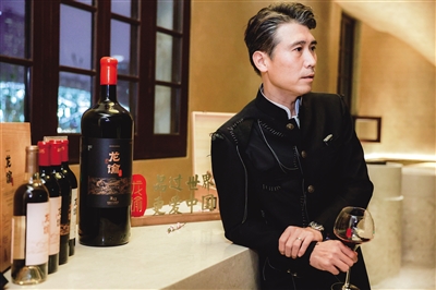 著名演员李乃文在品鉴龙谕葡萄酒后表示，被龙谕惊艳到了，称赞龙谕是国产酒的“实力派”。