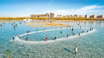 <p>　　1月3日，银川宝湖公园，孩子们在冰面上滑行。元旦假期，许多银川市民积极参加冰雪运动，以此迎接2022北京冬奥会。　</p><p>　　本报记者　钱建忠　摄</p>