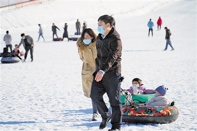<p>　　1月2日，银川阅海滑雪场，家长带着孩子玩滑雪圈。本报记者　张辉　摄</p>