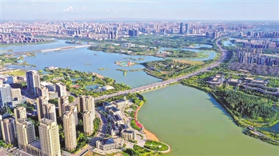 <p>　　穿城而过的典农河成为城市“缎带”，美化两岸。</p>