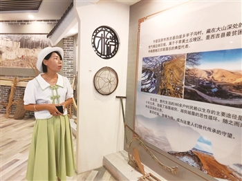     在村史馆，马兴花向参观市民介绍润丰村史。