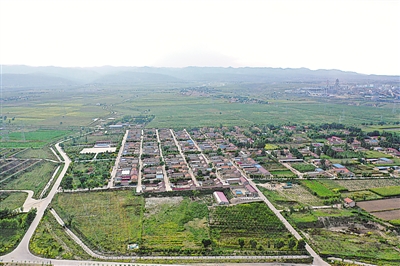 <p>　　阡陌交错，屋舍俨然。</p>