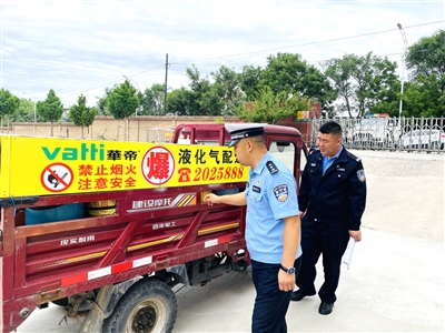 大队民警辅警到辖区重点运输企业开展安全检查与宣教。
