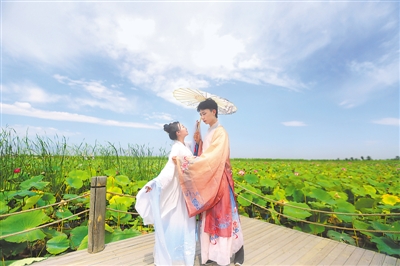 <p>　　8月25日，沙湖景区举办“巧夕并辔·衣冠湖沙”汉服节系列活动，让游客零距离感受中华传统文化的魅力。本报记者　王刚　摄</p>