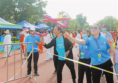 <p>　　航模销售摊位前挤满了前来体验、购买的市民。</p>