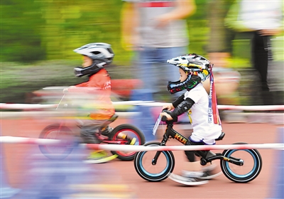 <p>　　风驰电掣的滑步车点燃了孩子们的运动激情。</p>