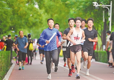 <p>　　荧光夜跑带动夜经济。</p>