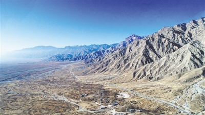 <p>　　岩羊在峭壁上觅食。</p>