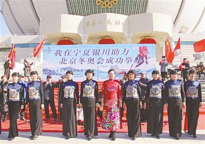 <p>　　1月13日，市民参加旗袍走秀活动。当天，由宁夏演艺集团有限公司主办的“我在宁夏·助力冬奥会”主题活动在银川举行。活动旨在通过大合唱、器乐演奏、旗袍秀、健步走等多种形式，激发更多市民关注冬奥、了解冬奥、参与冬奥的热情。本报记者　王刚　摄</p>