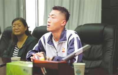 <p>　　张刚接受采访。　本报记者　剡文鑫　摄</p>