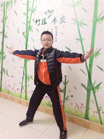 兴庆区回三学生练习武术操。罗平供图