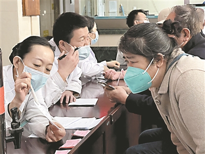 专家现场问诊。本报记者  安小霞  摄