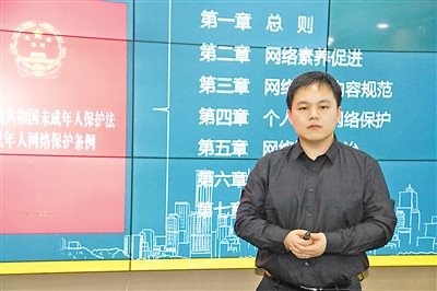 近日，北京市盈科（银川）律师事务所合伙人耿超律师开展普法宣传。
    本报记者 马忠 摄