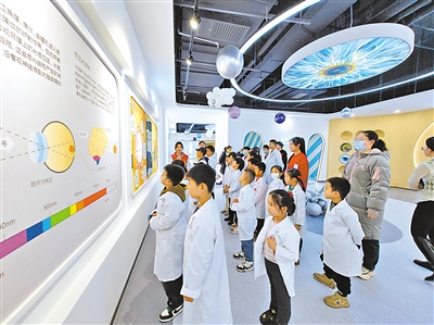     银川市金凤区上海西路街道银新苑南社区开展“文明暖冬·助梦成长”系列活动之“我是眼科小医生”，引导孩子不做“低头族”，养成良好的用眼习惯。 本报记者 杨超 摄