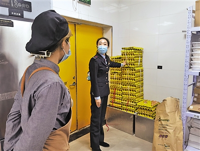 <p>　　在银川市一家面包糕点经营店，银川市市场监督管理局工作人员查看厨房卫生条件、食品原料存储等情况。</p>