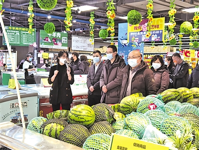 <p>　　日前，自治区市场监督管理厅组织开展消费体验活动，邀请消费者代表等群体走进食品生产企业、超市、餐饮单位，了解全域创建“食品药品安全区”工作。</p>