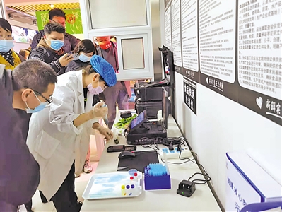<p>　　消费体验活动中，消费者代表等“零距离”接触实验室检测食品过程。</p>