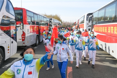 4月24日,陕西省驰援长春医疗队医护人员登车返程.新华社发