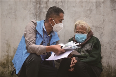 1月7日，在海南省文昌市铺前镇地太村，村干部向高龄老人发放防疫“健康包”，并介绍防疫物品使用方法。新华社发