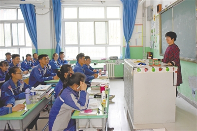 <p>　　莆田一中支教老师郑燕钦在西吉中学上课。　　　　本报记者　党硕　摄</p>