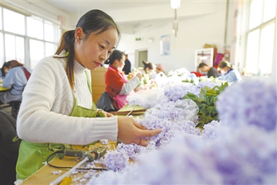 <p>　　闽宁对口扶贫协作促进当地农民脱贫致富。固原市宁夏隆德人造花工艺有限公司，工人正在制作塑料花。　　　　　　　　　　　　　　　　本报记者　党硕　摄</p>