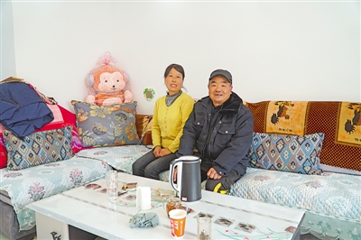 <p>　　乔迁新居的何顺虎夫妇笑逐颜开。</p>