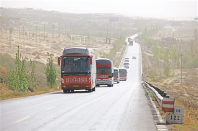 <p>　　从2012年4月起，从彭阳县搬迁至银川市兴庆区月牙湖乡的一批批移民乘坐大巴车，奔向新生活。　本报记者　王猛　摄</p>