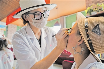 <p>　　学员在海原县举办的城乡劳动力职业技能培训班上学习化妆技术。</p>