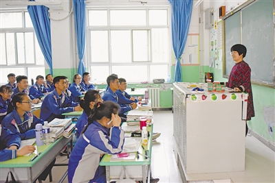 <p>　　莆田一中支教老师郑燕钦在西吉中学上课。</p>