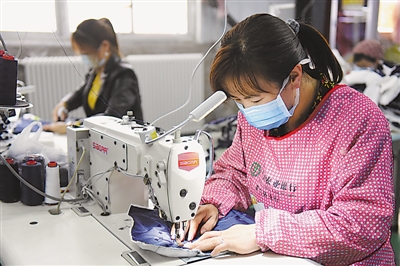<p>　　闽宁产业园宁夏天之涯服饰有限公司工人加工服装。</p>