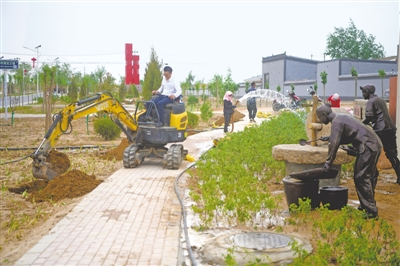 <p>　　弘德村主干道边，正在实施村容村貌改造工程。</p>