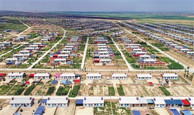 <p>　　高空俯瞰红寺堡镇弘德移民新村。　　　　　　　　　　　　　　　　　　　　　　　　　　　　　　　　　　　　　　　　　　　　　　　　　　　　　（图片由红寺堡区委宣传部提供）</p>