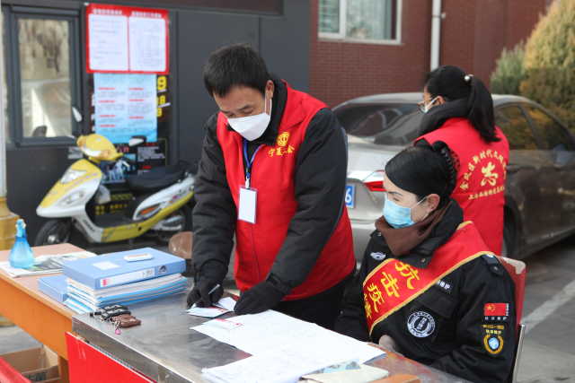 自治区总工会产业工会党支部志愿者与社区工作人员一起做好居民信息登记工作。.jpg
