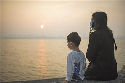 <p>　　　　5月5日，游客在武汉东湖边欣赏落日。　　　　　　　　　　　　　　　　　　　　　　　　　　　　　　　　　　　　　　　　　　　　　　　　　　　　　　　　　　　　　　　新华社发</p>