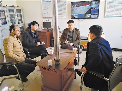 <p>　　樊学双（右二）在闽宁示范村联合村调研。</p>