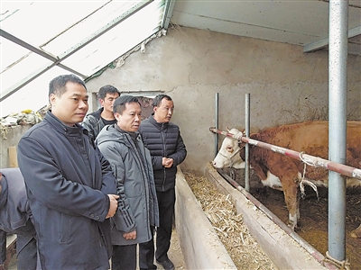 <p>　　蓝主保（右二）和许坤煌（左一）在海原县三河镇入户了解贫困户发展养殖产业情况。</p>