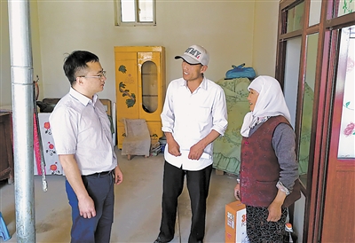 <p>　　涂德望（左一）深入贫困户家中走访慰问。</p>