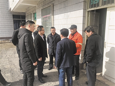 <p>　　福建援宁工作队干部赖大庆（左三）入村调研。</p>