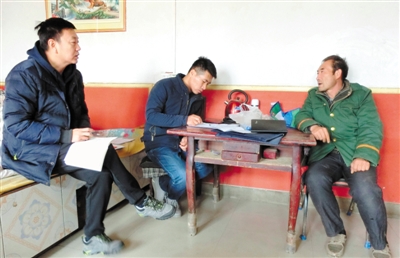 <p>　　梁为（左）在贫困户周国家了解发展养殖情况。</p>