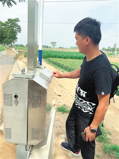 <p>　　　　技术人员正在操作安装在贺兰县刘子渠上的自动化板闸。</p><p>　　　　本报记者　裴云云　摄</p>