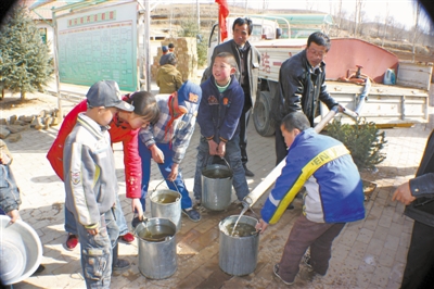 <p>　　没通自来水前，抗旱服务队给学校送水。</p>